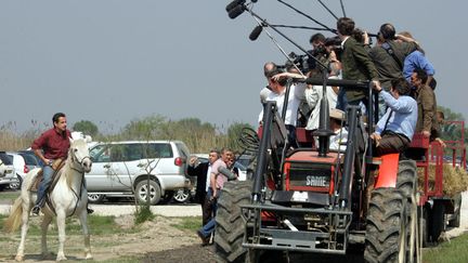 MEDIATISATION (1993-2012) Depuis l'affaire de la prise d'otages de Neuilly-sur-Seine, Nicolas Sarkozy met en sc&egrave;ne toutes ses actions et ses d&eacute;placements occupant ainsi l'espace m&eacute;diatique jusqu'&agrave; saturation. (PIOTR SNUSS / REUTERS)