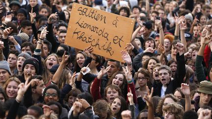 Des lyc&eacute;ens manifestent &agrave; Paris pour protester contre l'expulsion de la jeune Rom Leonarda Dibrani, le 17 octobre 2013. (THOMAS SAMSON / AFP)