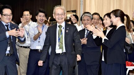 Le japonais Akira Yoshino est acclamé par les siens à l'université Asahi Kasei de Tokyo (Japon), mercredi 9 octobre 2019. (SHUNSUKE MATSUDA / YOMIURI / AFP)