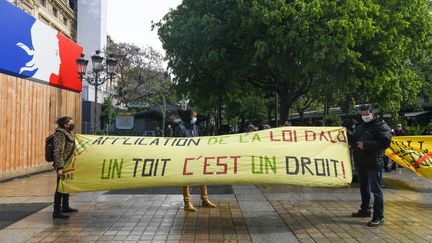 Rassemblement de l'association Droit au logement devant la prefecture de Police de Paris, le 19 mai 2021. Photo d'illustration. (JEROME LEBLOIS / HANS LUCAS / Via AFP)