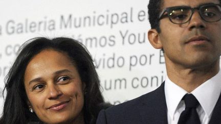 Isabel dos Santos, fille de l'ex-président angolais José Eduardo dos Santos, et son mari Sindika Dokolo, collectionneur et homme d'affaire congolais, le 5 mars 2015 lors d'une exposition d'art à Porto, au Portugal. (FERNANDO VELUDO / PUBLICO / AFP)