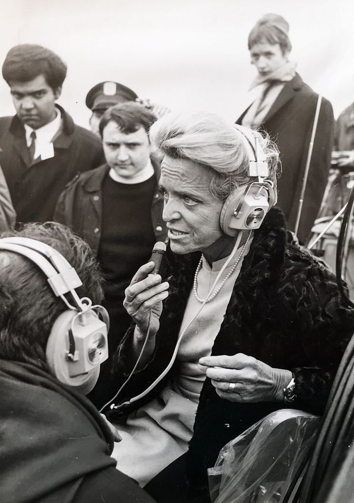 Jacqueline Auriol, la première femme pilote d'essai française et première Européenne à avoir franchi le mur du son, joue les consultantes dans les gradins.&nbsp; (SUD-AVIATION)