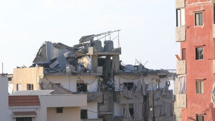 Un immeuble résidentiel détruit par une frappe aérienne israélienne, à Jiyeh, dans le sud du Liban, le 5 novembre 2024. (MAHMOUD ZAYYAT / AFP)