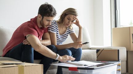 Jeune couple dans leur nouvelle maison. (FREDERIC CIROU / MAXPPP)