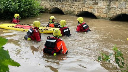 Lors des recherches dans le Thérain le 22 juin, pour tenter de retrouver le corps de la personne disparu après les intempéries qui ont touché l'Oise. (PATRICK CAFFIN / MAXPPP)