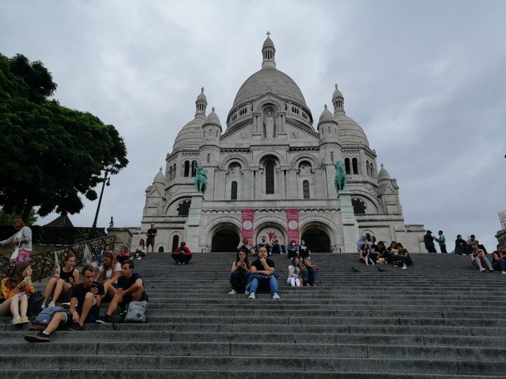 Le Sacré-Coeur, avec très peu de personnes présentes devant le monument, le 1er juillet 2020. (CYRILLE ARDAUD / RADIO FRANCE)