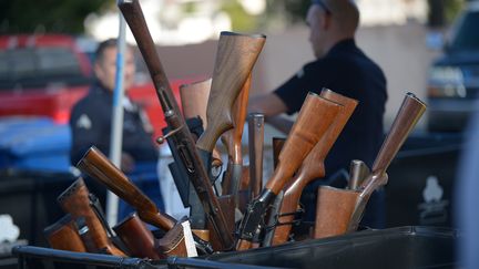 Des centaines de d&eacute;tenteurs d&rsquo;armes de gros calibres sont venus mercredi 26 d&eacute;cembre 2012 remettre aux autorit&eacute;s de Los Angeles (Californie) leurs fusils d'assaut et autres pistolets en &eacute;change de ch&egrave;ques&ndash;cadeaux. (JOE KLAMAR / AFP)