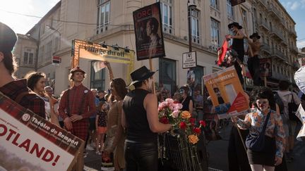 Des comédiens présentent leurs spectacles à la fin de la grande parade d'ouverture du Festival Off d'Avignon, le 2 juillet 2024. (LUCIA TROUILLER / HANS LUCAS / AFP)