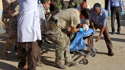 Un combattant peshmerga blessé le 20 octobre 2016 dans le village de Nawran, à une dizaine de kilomètres au nord-est de Mossoul (Irak) (SAFIN HAMED / AFP)