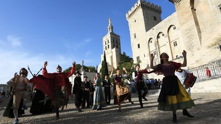 Performance d'acteurs devant le palais des papes à Avignon pour l'ouvertur du festival, le 6 juillet 2017 (ANNE-CHRISTINE POUJOULAT / AFP)