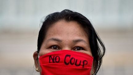 Une manifestante lors d'une manifestation d'opposition à la junte au Monument de la Victoire, à Bangkok, le 27 mai 2014. (MANAN VATSYAYANA / AFP)