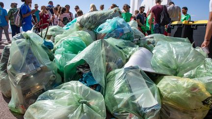 Volunteers collect waste on the beach in Nice, on the occasion of World Cleanup Day, September 17, 2022. (ROLAND MACRI / HANS LUCAS)