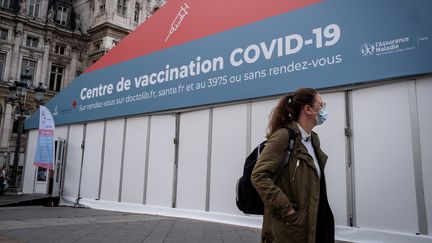 Un centre de vaccination contre le Covid-19, à Paris, le 2 juillet 2021. (MARTIN BERTRAND / HANS LUCAS)