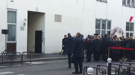 Cérémonie sobre, devant les locaux de Charlie Hebdo, deux ans après les attentats de janvier 2015 (RADIO FRANCE / Mathilde Lemaire)