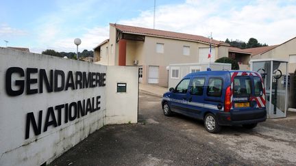 L'entr&eacute;e de la gendarmerie de Bellegarde (Gard) le 7 novembre 2011 o&ugrave; un suspect est en garde &agrave; vue dans le cadre de l'enqu&ecirc;te sur le meurtre d'Oc&eacute;ane. (PASCAL GUYOT/AFP)