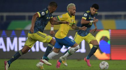 De gauche à droite : William Tesillo, Neymar et Luis Diaz lors du match de Copa America entre le Brésil et la Colombie, mercredi 23 juin 2021. (CARL DE SOUZA / AFP)