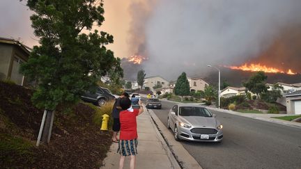 Le Holy Fire menace les habitations à Lake Elsinore, à une centaine de kilomètres de Los Angeles en Californie, le 9 août 2018.&nbsp; (ROBYN BECK / AFP)