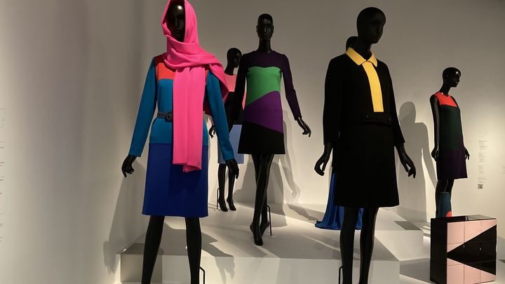 L'exposition "Yves Saint Laurent. Formes" au musée Yves Saint Laurent, juin 2023 : la salle formes et couleurs (Corinne Jeammet)