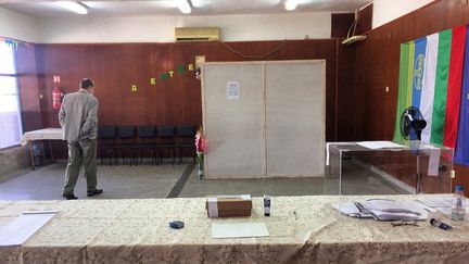 Un homme vote pour les élections législatives bulgares, dimanche 11 juillet 2021 dans le village de Stara Reka. (DENISLAV STOYCHEV / NURPHOTO / AFP)