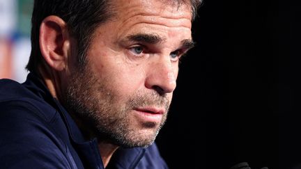 L'entraîneur de la section féminine du PSG, Didier Olle-Nicolle, lors d'une conférence de presse à la veille du match de demi-finale retour de l'UEFA Women's Champion League entre le PSG et Lyon au parc des Princes à Paris, le&nbsp;29&nbsp;avril 2022. (FRANCK FIFE / AFP)