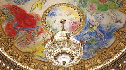 Le grand lustre et le plafond peint par Chagall de l'Opéra Garnier à Paris. (CHRISTOPHE LEHENAFF / PHOTONONSTOP)