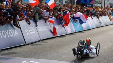 Mathieu Bosredon passant la ligne d'arrivée du contre-la-montre des Jeux paralympiques de Paris, le 4 septembre 2024, à Clichy-sous-Bois (Seine-Saint-Denis). (MAXPPP)