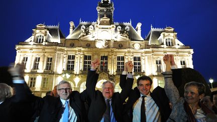 Le nouveau maire de Limoges (Haute-Vienne), Emile-Roger Lombertie&nbsp;(avec la cravate bleue), f&ecirc;te sa victoire, le 30 mars 2014. (PASCAL LACHENAUD / AFP)