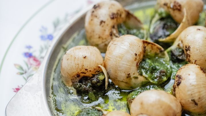 Les escargots sont un des plats emblématiques de Benoit, à Paris ; Kelly Jolivet continue donc de les préparer. (PIERRE MONETTA / BENOIT)