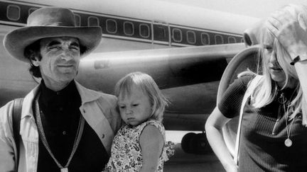 Accompagné de sa femme et de sa fille, Charles Aznavour arrive à Zurich en 1971
 (KEYSTONE/AFP)