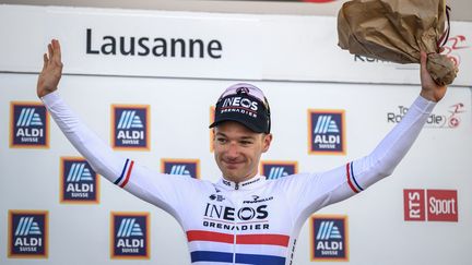 Le Britannique Ethan Hayter savoure sa victoire sur le prologue du Tour de Romandie à Lausanne, le 28 avril 2022. (FABRICE COFFRINI / AFP)