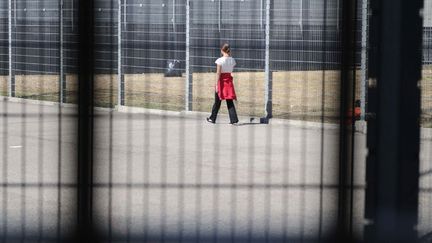 &nbsp; (La cour promenade de la maison d'arrêt pour femmes de Corbas, dans le Rhône, où une détenue s'est suicidé en s'immolant par le feu © Maxppp)