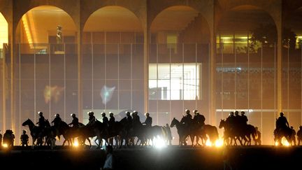 La police mont&eacute;e passe devant le palais d'Itamaraty pendant une manifestation anti gouvernementale &agrave; Brasilia (Br&eacute;sil), le 26 juin 2013. (EVARISTO SA / AFP)