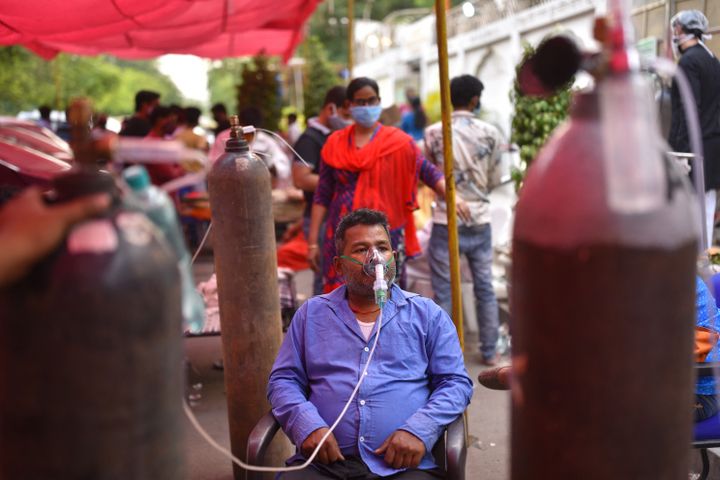 Un homme est placé sous oxygène dans un lieu de culte sikh, le 28 avril 2021, à New Delhi (Inde). (IDREES MOHAMMED / AFP)