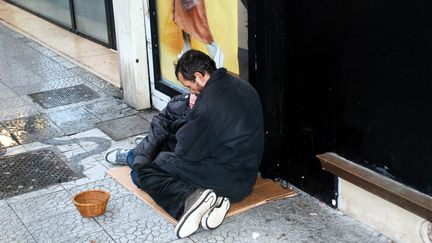 Les sans-abri ne souffrent pas seulement du froid, mais de la vie dans la rue. (SEBASTIEN JARRY / MAXPPP)