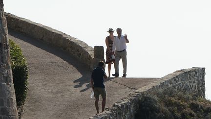 Fran&ccedil;ois Hollande et Val&eacute;rie Trierweiler se baladent au fort de Br&eacute;gan&ccedil;on (Var) le 3 ao&ucirc;t 2012. (BORIS HORVAT / AFP)