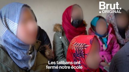 Elle fait preuve d'un courage exceptionnel. Menacée par les talibans, cette institutrice afghane continue d'enseigner aux jeunes filles qui n'ont plus le droit d'aller à l'école. Brut l'a rencontrée dans sa salle de classe.