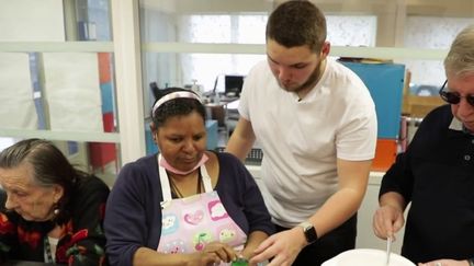 Handicap : un atelier pour apprendre aux personnes malvoyantes à cuisiner elles-mêmes