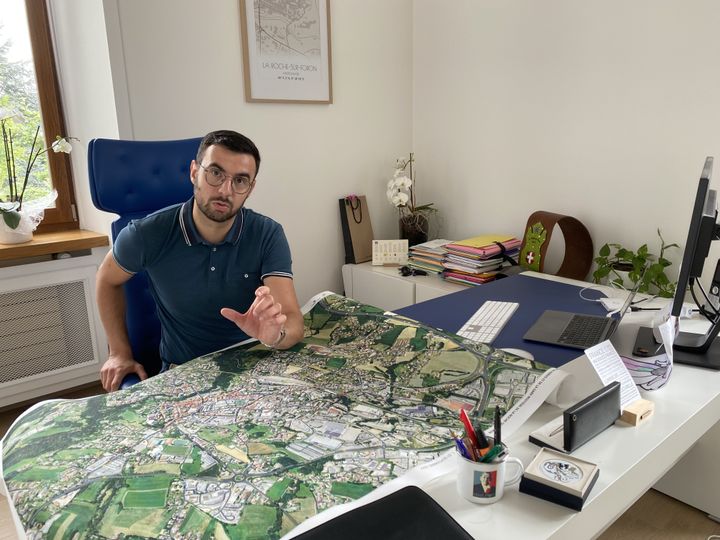 Mayor Pierrick Ducimetière in his office, July 12, 2023 in La-Roche-sur-Foron (Haute-Savoie).  (PAOLO PHILIPPE / FRANCEINFO)