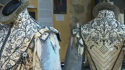 Au Puy-en-Velay (Haute-Loire), une exposition propose de découvrir la finesse de la dentelle des costumes de la cour au XVIIe siècle. (France 3)