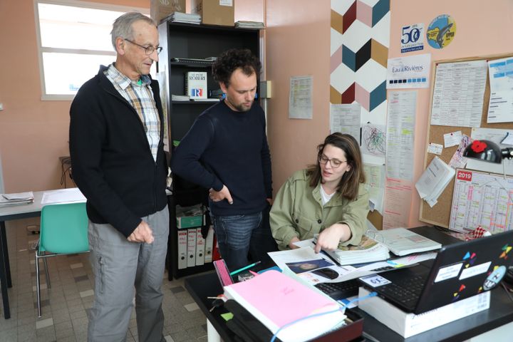 Jean-Yves Piriou, vice-président de l'association Eau et rivières de Bretagne, Brieuc Le Roch et Pauline Kerscaven, chargée de communication, dans les locaux de l'association, le 2 mai 2019 à Brest (Finistère).&nbsp; (VALENTINE PASQUESOONE / FRANCEINFO)