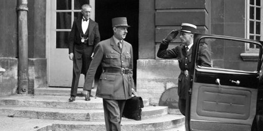 Le général de Gaulle, président du gouvernement provisoire, quitte l'hôtel Matignon à Paris après un conseil des ministres en octobre 1945. (AFP)