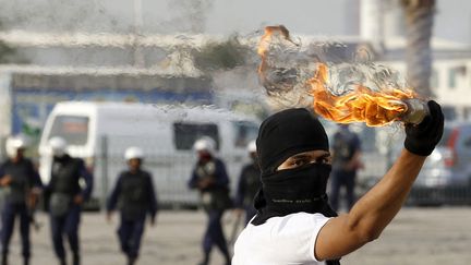 Un manifestant jette un cocktail molotov lors d'affrontements avec la police &agrave; Salmabad (Bahre&iuml;n), le 2 avril 2012. (HAMAD I MOHAMMED / REUTERS)