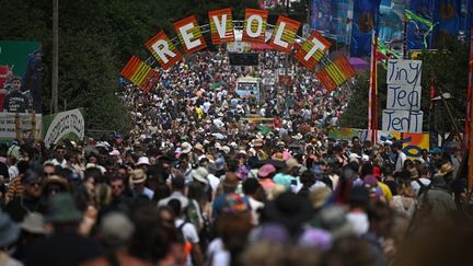 Des participants au Glastonbury Festival, dans le village de Pilton dans le Somerset, dans le sud-ouest de l'Angleterre, le 22 juin 2023. Le festival a été critiqué pour n'avoir que des têtes d'affiche masculines en 2023. (OLI SCARFF / AFP)