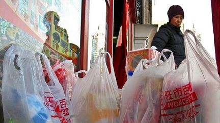 Des sacs plastiques à la sortie d'un supermarché chinois. (TEH ENG KOON / AFP)