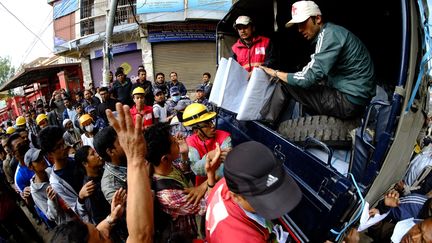 De tr&egrave;s nombreux habitants de Katmandou se retrouvent sans toit. Les secours leur distribuent des tentent en plastique pour se mettre &agrave; l'abri tant bien que mal. (SUNIL PRADHAN / ANADOLU AGENCY / AFP)