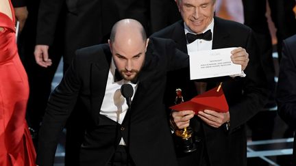 Le producteur de "La La Land", Jordan Horowitz, montre le carton annonçant la victoire de "Moonlight" pour l'Oscar du meilleur film, le 26 février 2017, à Los Angeles (Etats-Unis). (KEVIN WINTER / GETTY IMAGES NORTH AMERICA / AFP)