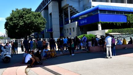 La file d'attente devant le centre de vaccination du Palais des Sports de Marseille, le 26 juin 2021.&nbsp; (GEORGES ROBERT / MAXPPP)