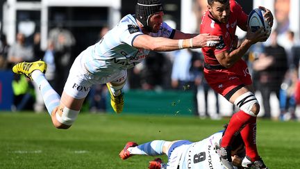 Jonathan Pélissié (Toulon) tente d'échapper à un placage spectaculaire de Luke Charteris  (Racing) (FRANCK FIFE / AFP)