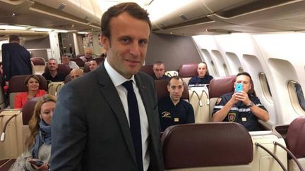 Emmanuel Macron dans son avion en route pour la Guadeloupe, le 12 septembre 2017. (NORDINE BENSAMI / LA 1ERE)