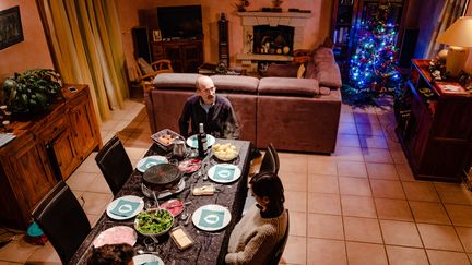 Une famille dîne pour le reveillon de Noël&nbsp;à Cassagne, en Haute-Garonne, le 24 decembre 2020. (LILIAN CAZABET / HANS LUCAS)